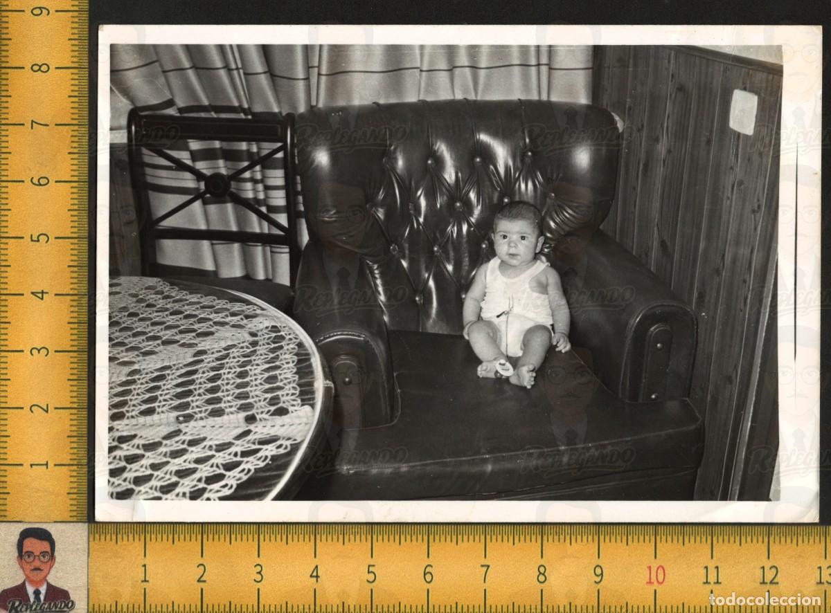 Fotograf&iacute;a antigua: NI&Ntilde;O BEB&Eacute; CON CHUPETE SENTADO EN GRAN SILL&Oacute;N / SAL&Oacute;N MOBILIARIO / FOTOGRAF&Iacute;A ANTIGUA A&Ntilde;OS 60