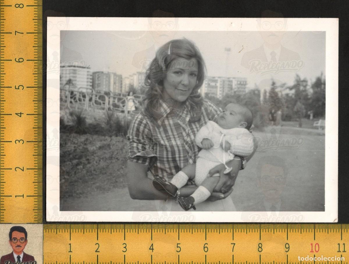 Fotograf&iacute;a antigua: CHICA RUBIA CAMISA A CUADROS CON BEB&Eacute; EN BRAZOS / MATERNIDAD / FOTOGRAF&Iacute;A ANTIGUA A&Ntilde;O 1975
