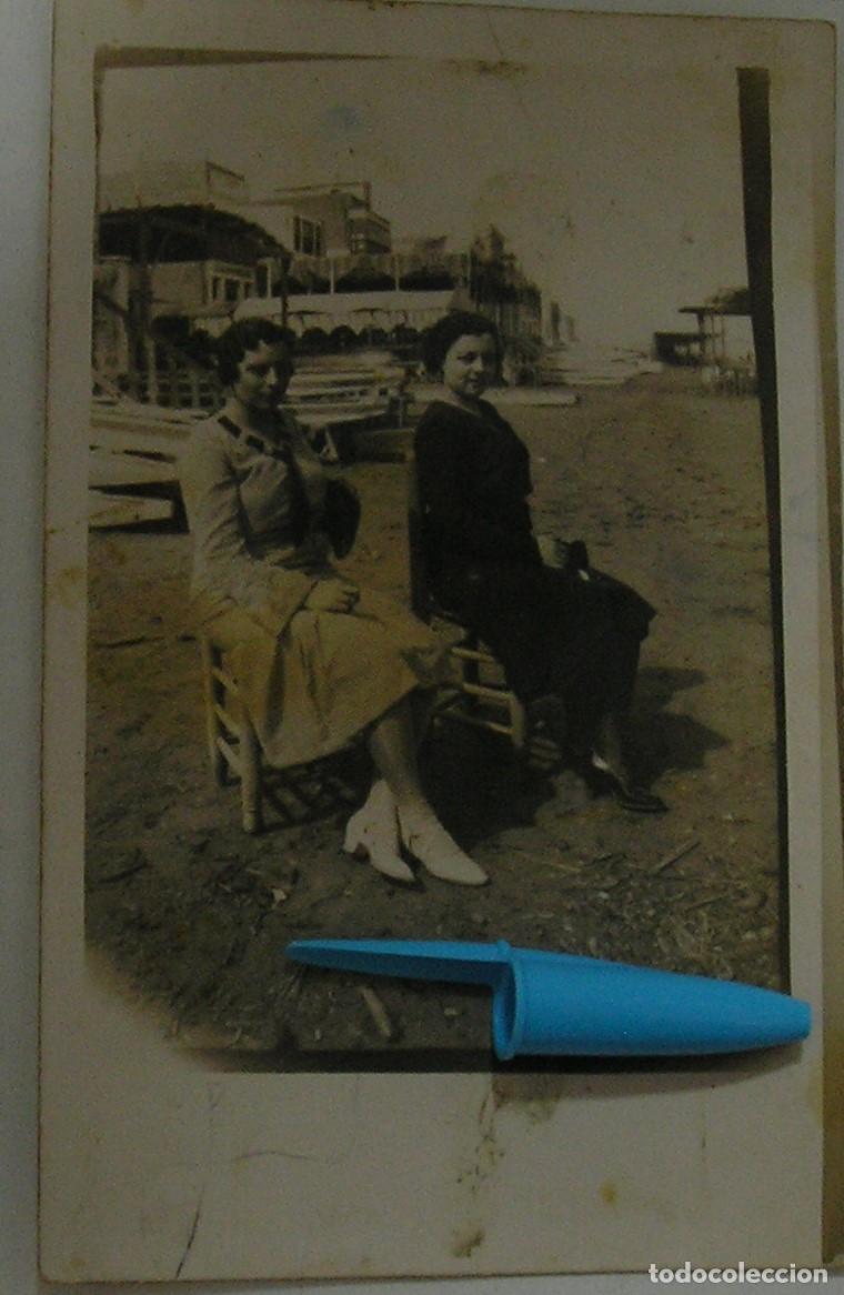 Fotograf&iacute;a antigua: ANTIGUA FOTO FOTOGRAFIA FAMILIA ACOMODADA EN LA PLAYA A&Ntilde;OS 20 (26-11)