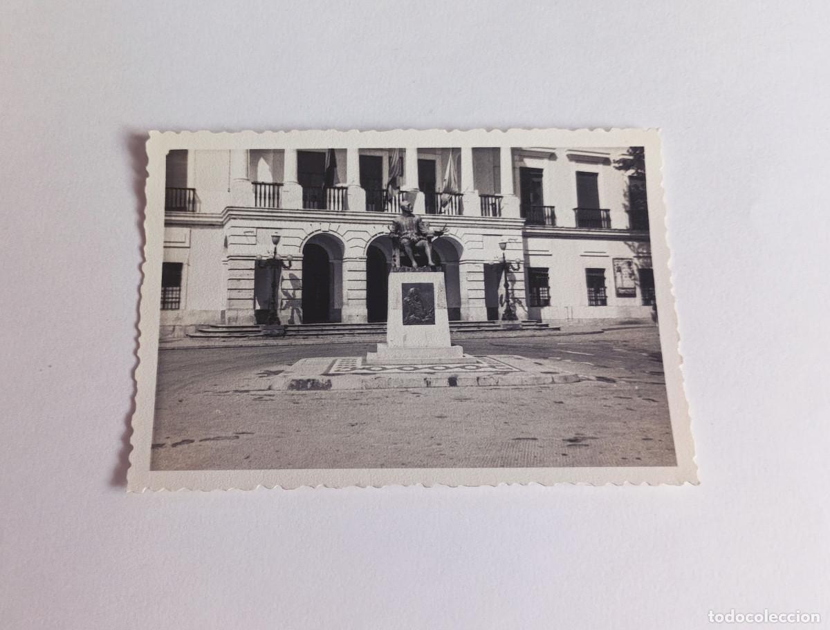 Fotograf&iacute;a antigua: Fotograf&iacute;a antigua - Estatua de Luis de Morales en la Plaza de Espa&ntilde;a de Badajoz (Espa&ntilde;) - A&ntilde;o 1958