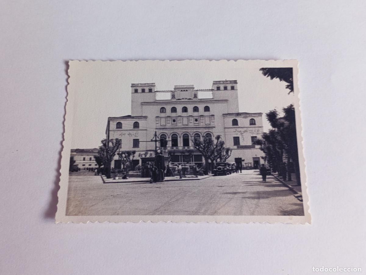 Fotograf&iacute;a antigua: Fotograf&iacute;a antigua - Teatro L&oacute;pez de Ayala en la Plaza Minayo de Badajoz (Espa&ntilde;a) - A&ntilde;o 1958