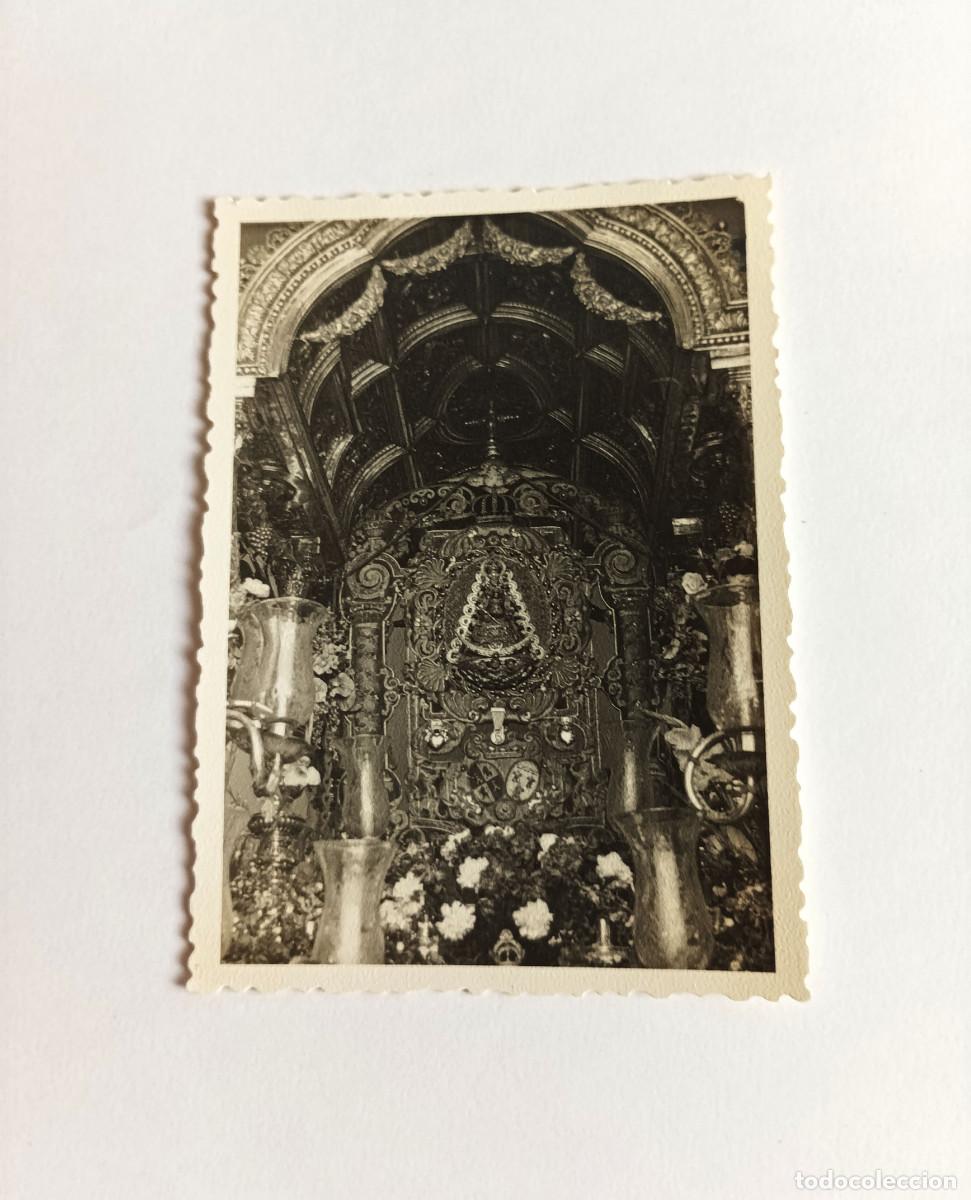 Fotograf&iacute;a antigua: Fotograf&iacute;a antigua - Virgen del Roc&iacute;o dentro del antiguo Santuario - A&ntilde;o 1959