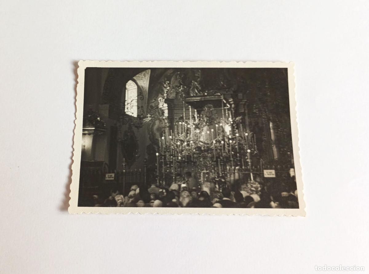 Fotograf&iacute;a antigua: Fotograf&iacute;a antigua - Simpecado de la Virgen del Roc&iacute;o dentro del antiguo Santuario - A&ntilde;o 1959