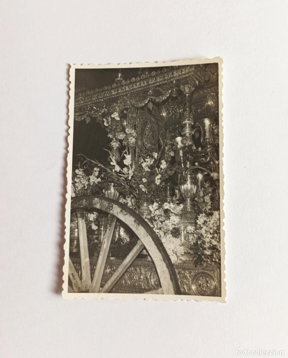 Fotograf&iacute;a antigua: Fotograf&iacute;a antigua - Detalle del Simpecado de la Hermandad del Roc&iacute;o de Triana (Sevilla) - A&ntilde;o 1959
