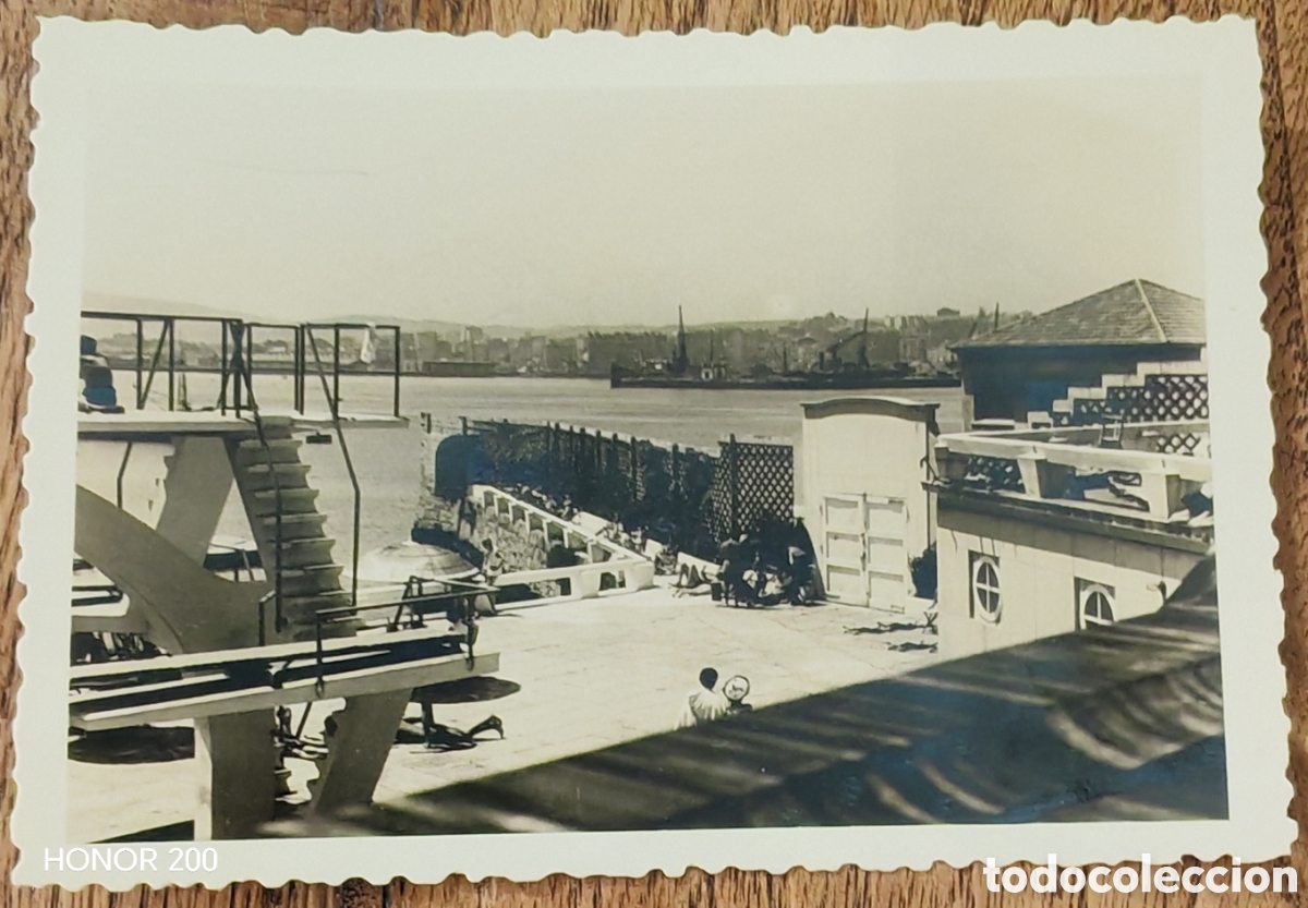 Fotograf&iacute;a antigua: Foto - Piscina La Solana y Puerto de - A Coru&ntilde;a. A&ntilde;os 50