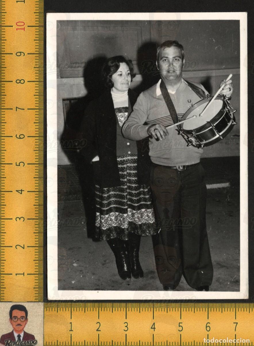 Fotograf&iacute;a antigua: HOMBRE TOCANDO TAMBOR CON BAQUETAS JUNTO A MUJER / M&Uacute;SICA FIESTA BAILE / FOTOGRAF&Iacute;A ANTIGUA A&Ntilde;OS 70