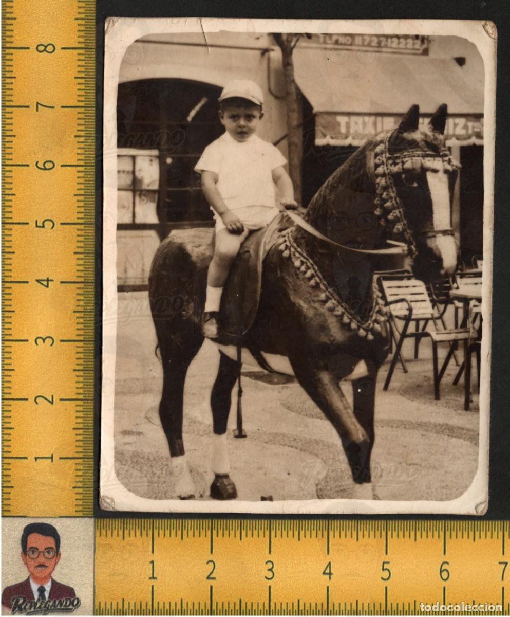 Fotograf&iacute;a antigua: NI&Ntilde;O MONTADO EN CABALLO DE CART&Oacute;N JUGUETE / FOT&Oacute;GRAFO MINUTERO FERIA / FOTOGRAF&Iacute;A ANTIGUA A&Ntilde;OS 50