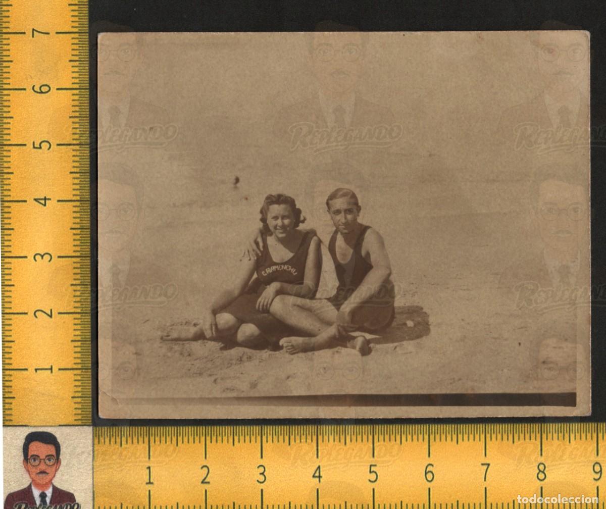 Fotograf&iacute;a antigua: PAREJA BA&Ntilde;ISTAS PLAYA MAR - MUJER BA&Ntilde;ADOR CARMENCHU HOMBRE CAMISETA - FOTOGRAF&Iacute;A ANTIGUA A&Ntilde;OS 20/30
