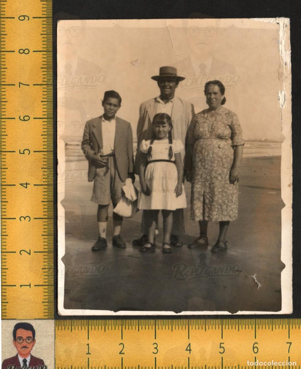 Fotograf&iacute;a antigua: FAMILIA EN PLAYA C&Aacute;DIZ - NI&Ntilde;OS PADRES HOMBRE SOMBRERO MAR BA&Ntilde;ISTAS - FOTOGRAF&Iacute;A ANTIGUA A&Ntilde;OS 40/50