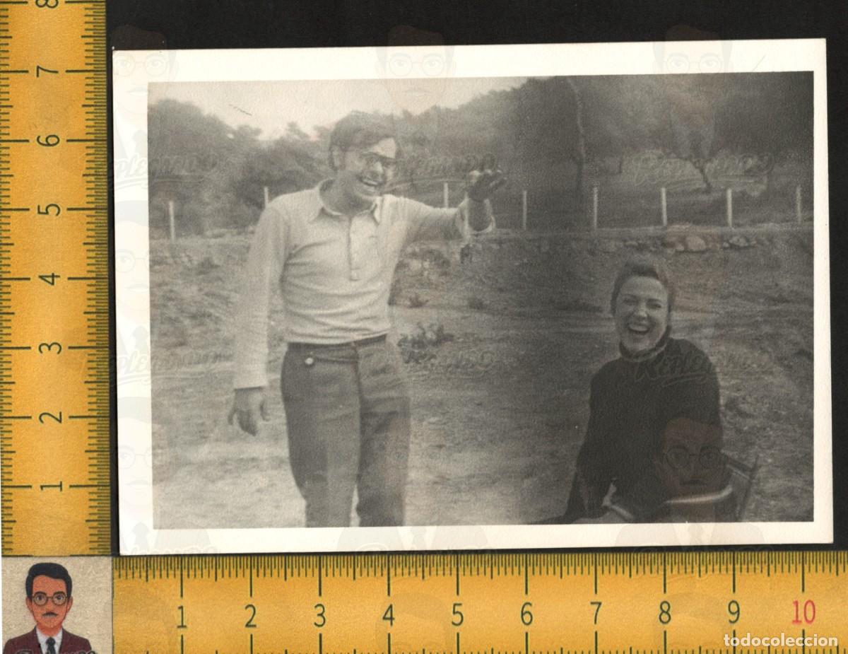 Fotograf&iacute;a antigua: PAREJA JOVEN RIENDO EN EL CAMPO - HOMBRE MUJER SONRIENTES DIVERTIDOS - FOTOGRAF&Iacute;A ANTIGUA A&Ntilde;OS 60
