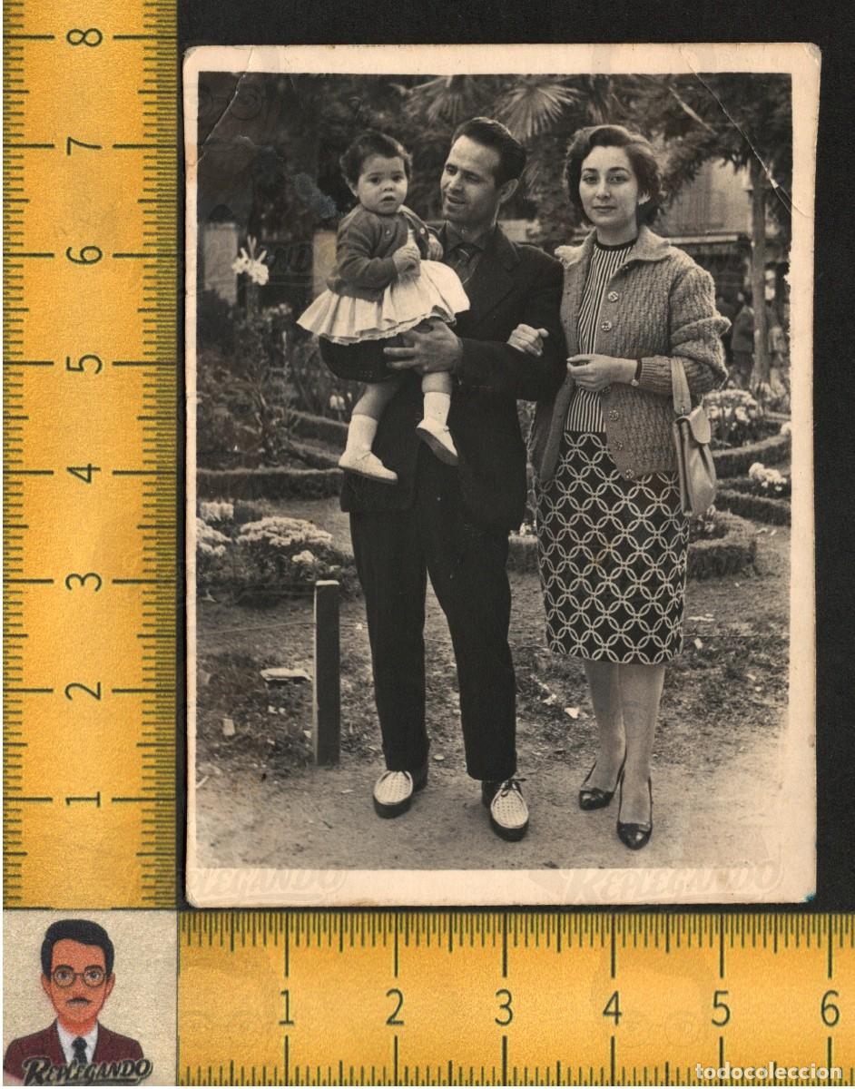 Fotograf&iacute;a antigua: FAMILIA PADRE MADRE NI&Ntilde;A BEB&Eacute; EN PARQUE - RETRATO FAMILIAR JARD&Iacute;N - FOTOGRAF&Iacute;A ANTIGUA A&Ntilde;OS 50