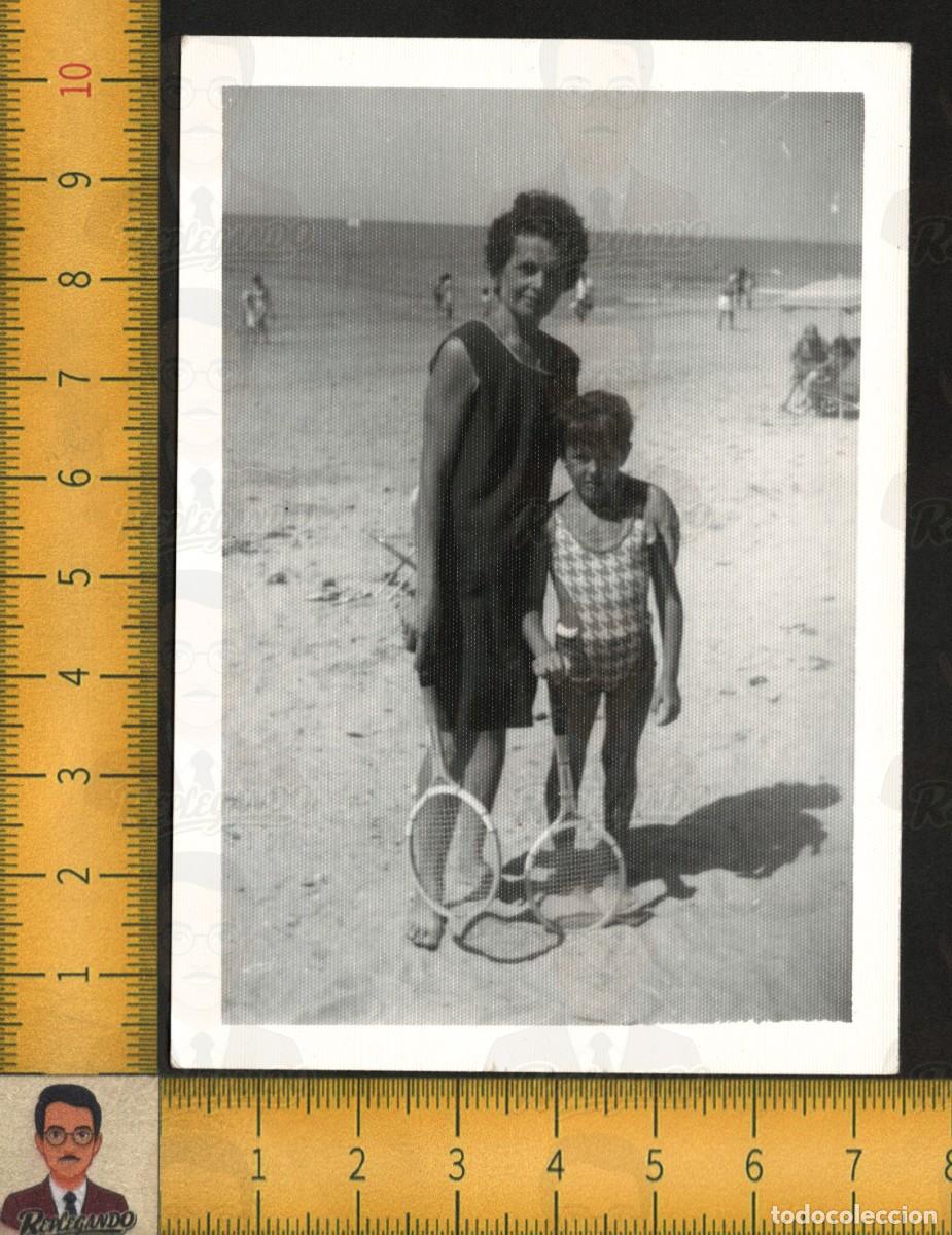 Fotograf&iacute;a antigua: MUJER Y NI&Ntilde;A CON RAQUETAS EN PLAYA - BA&Ntilde;ISTAS TENIS MAR VERANO ESPA&Ntilde;A - FOTOGRAF&Iacute;A ANTIGUA A&Ntilde;OS 60