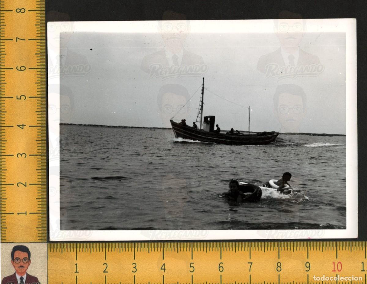 Fotograf&iacute;a antigua: NI&Ntilde;OS CON FLOTADORES EN MAR - BARCO PESQUERO PLAYA ANDALUC&Iacute;A - FOTOGRAF&Iacute;A ANTIGUA ART&Iacute;STICA A&Ntilde;OS 50