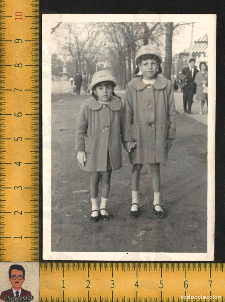 Fotograf&iacute;a antigua: DOS NI&Ntilde;AS HERMANAS CON ABRIGOS Y SOMBREROS - PARQUE MODA INFANTIL - FOTOGRAF&Iacute;A ANTIGUA A&Ntilde;OS 60