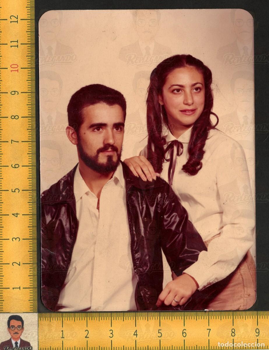 Fotograf&iacute;a antigua: PAREJA JOVEN - HOMBRE BARBA MUJER MELENA LARGA TIRABUZONES - RETRATO FOTO VINTAGE COLOR A&Ntilde;OS 70