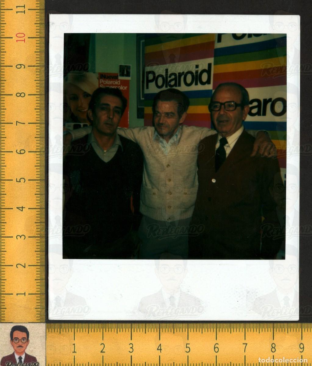 Fotograf&iacute;a antigua: FOTO POLAROID ORIGINAL - TRES HOMBRES ANUNCIO POLAROID AL FONDO - FOTOGRAF&Iacute;A VINTAGE COLOR A&Ntilde;OS 70
