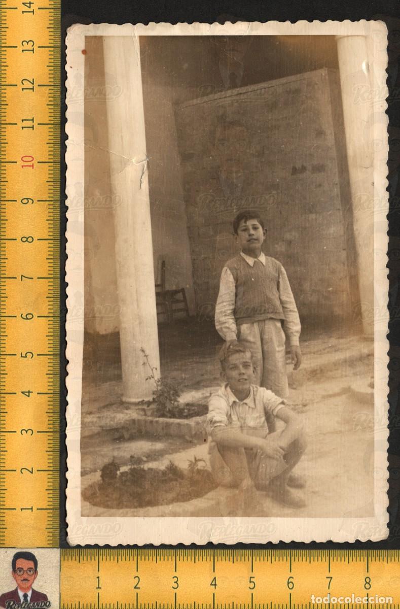 Fotograf&iacute;a antigua: DOS NI&Ntilde;OS HERMANOS EN PATIO CASA - NI&Ntilde;O SENTADO Y NI&Ntilde;O DE PIE - FOTOGRAF&Iacute;A ANTIGUA ESPA&Ntilde;A A&Ntilde;OS 50