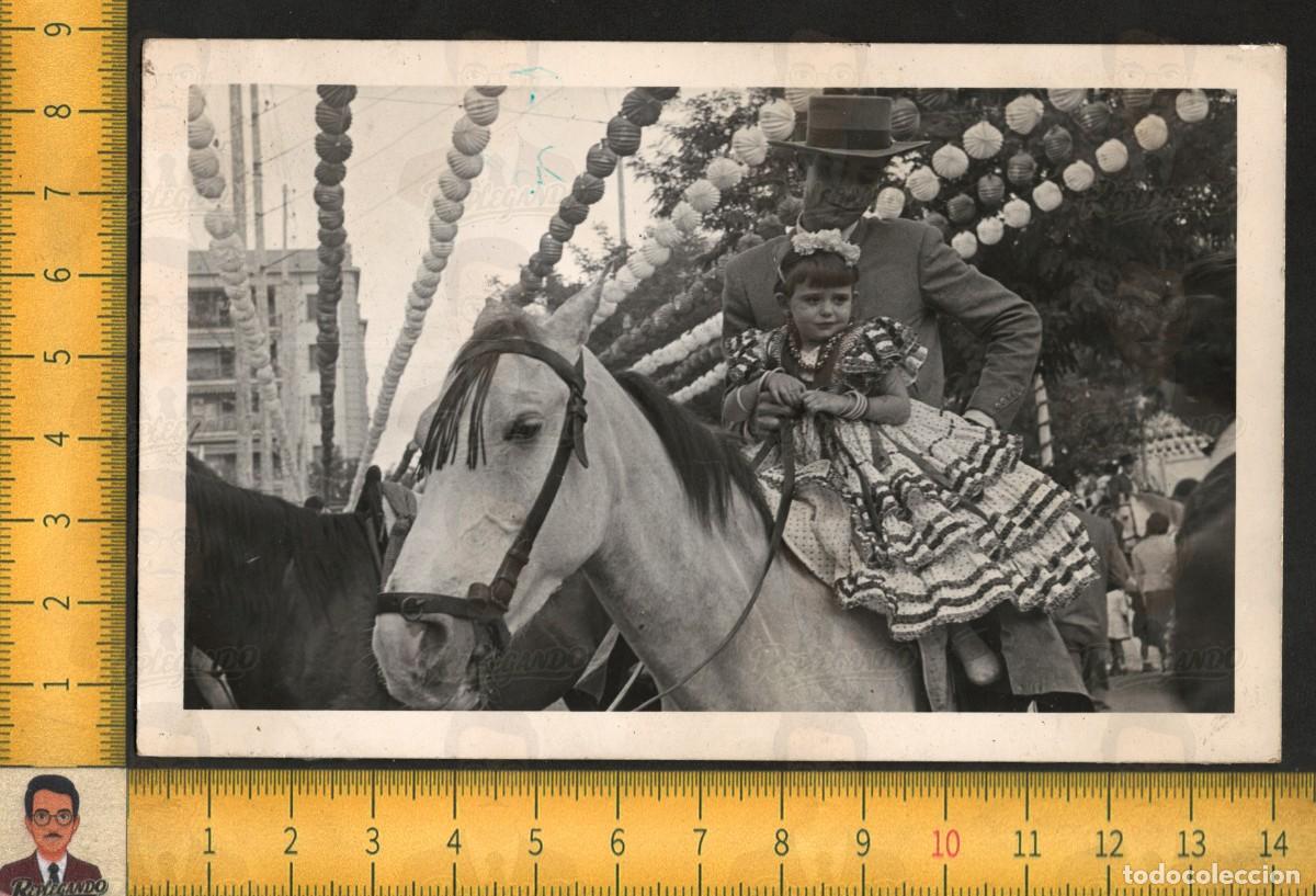 Fotograf&iacute;a antigua: FERIA DE SEVILLA - NI&Ntilde;A VESTIDA DE FLAMENCA A CABALLO CON HOMBRE - FOTOGRAF&Iacute;A ANTIGUA A&Ntilde;OS 50