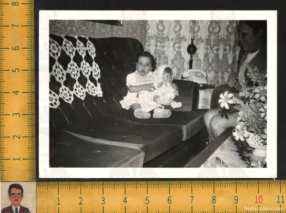 Fotograf&iacute;a antigua: BEB&Eacute; NI&Ntilde;A SENTADA SOF&Aacute; CON MU&Ntilde;ECA - JUGUETE TEL&Eacute;FONO ANTIGUO SAL&Oacute;N CASA - FOTOGRAF&Iacute;A ANTIGUA A&Ntilde;OS 60