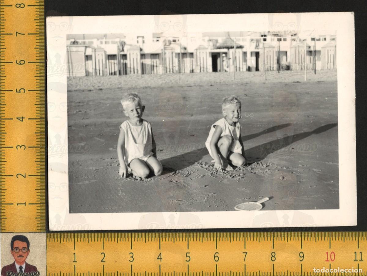 Fotograf&iacute;a antigua: DOS NI&Ntilde;OS RUBIOS JUGANDO EN PLAYA - RAQUETA ARENA CASETAS BA&Ntilde;O MAR - FOTOGRAF&Iacute;A ANTIGUA A&Ntilde;OS 50