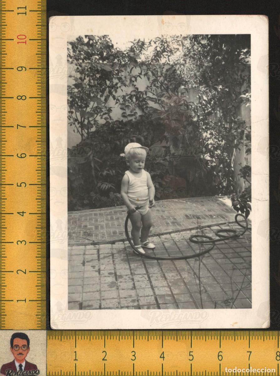 Fotograf&iacute;a antigua: NI&Ntilde;O PEQUE&Ntilde;O CON MANGUERA EN PATIO - GORRA JARD&Iacute;N JUGANDO CON AGUA - FOTOGRAF&Iacute;A ANTIGUA A&Ntilde;OS 60