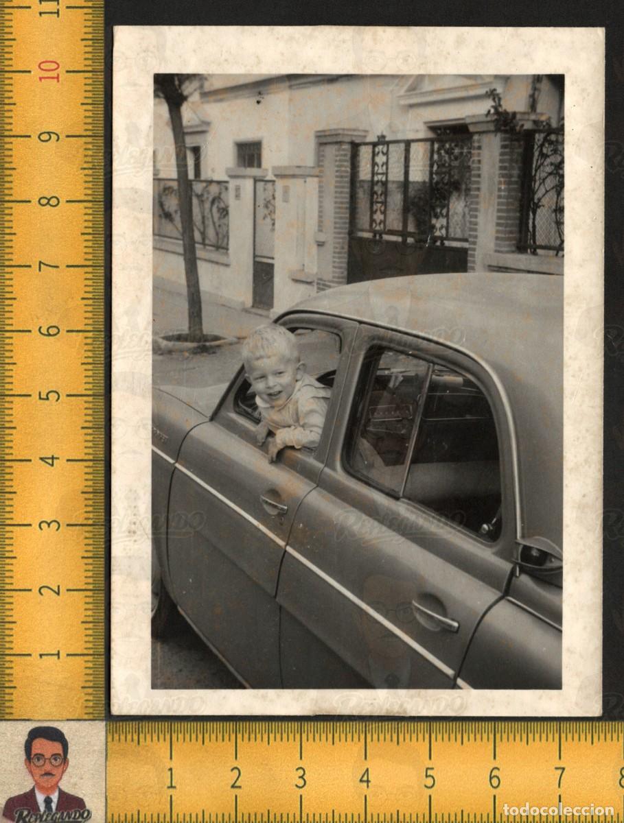 Fotograf&iacute;a antigua: NI&Ntilde;O EN RENAULT DAUPHINE GORDINI - COCHE AUTOM&Oacute;VIL CL&Aacute;SICO - FOTOGRAF&Iacute;A ANTIGUA ART&Iacute;STICA A&Ntilde;OS 60