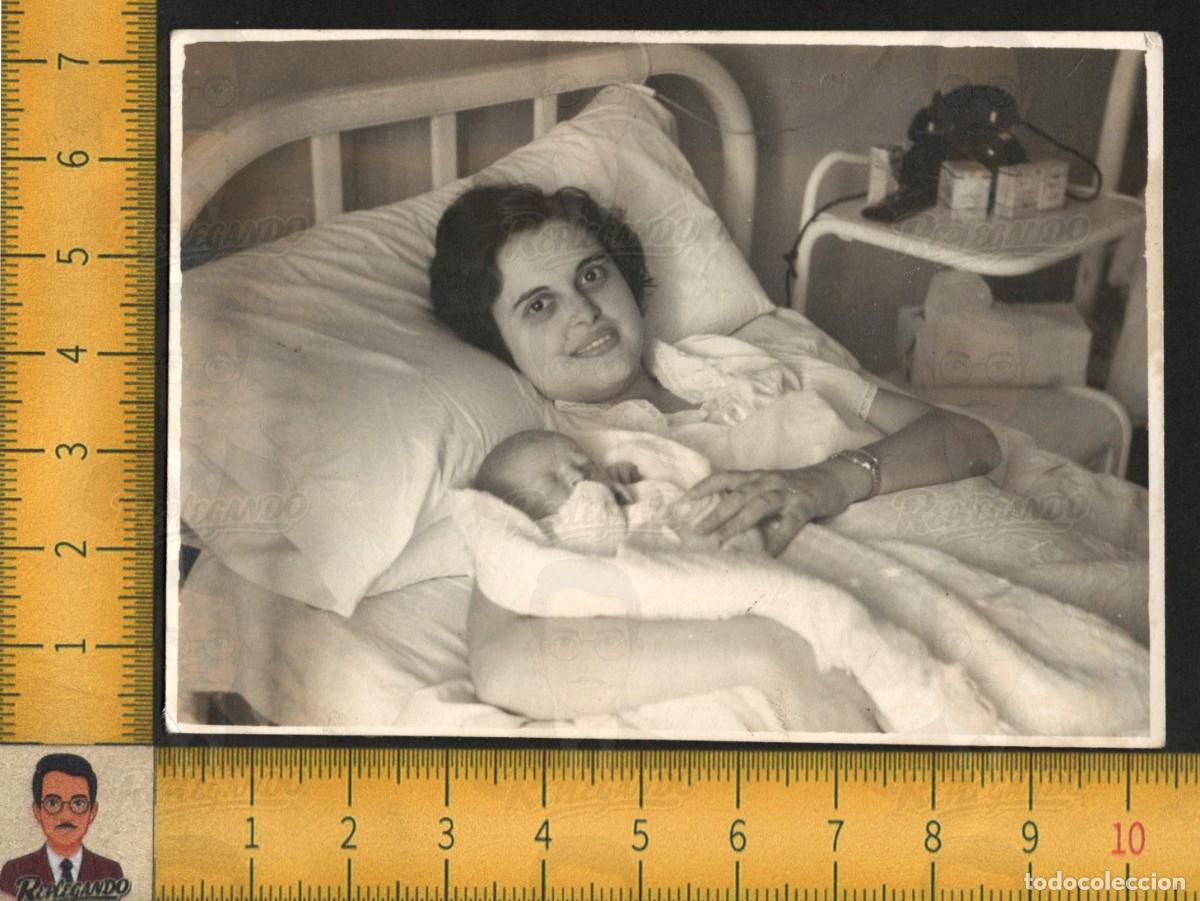 Fotograf&iacute;a antigua: MADRE CON BEB&Eacute; RECI&Eacute;N NACIDO EN CAMA HOSPITAL - MATERNIDAD TEL&Eacute;FONO ANTIGUO - FOTOGRAF&Iacute;A A&Ntilde;OS 60