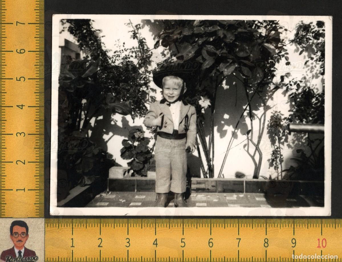 Fotograf&iacute;a antigua: NI&Ntilde;O RUBIO SONRISA VESTIDO DE CORTO - SOMBRERO CORDOB&Eacute;S JARD&Iacute;N - FOTO ANTIGUA ANDALUC&Iacute;A A&Ntilde;OS 60