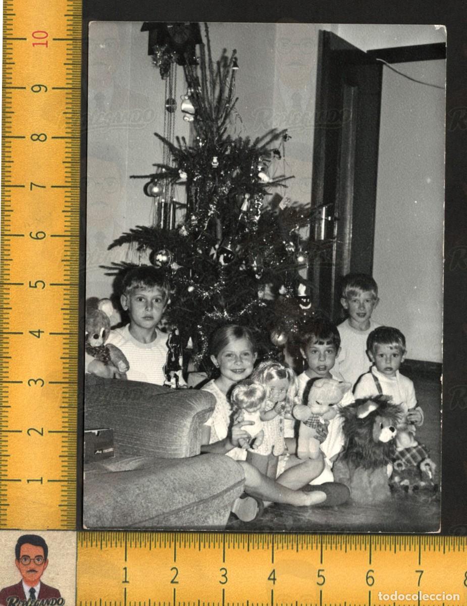 Fotograf&iacute;a antigua: NI&Ntilde;OS Y NI&Ntilde;AS CON JUGUETES &Aacute;RBOL DE NAVIDAD - MU&Ntilde;ECAS PELUCHES OSO - FOTOGRAF&Iacute;A ANTIGUA A&Ntilde;OS 60