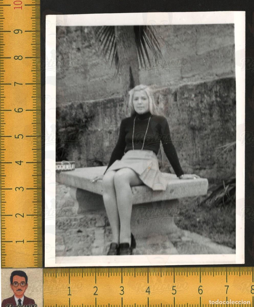 Fotograf&iacute;a antigua: MUJER RUBIA GUAPA SENTADA BANCO PARQUE - MINIFALDA MODA FEMENINA - FOTO ANTIGUA ART&Iacute;STICA A&Ntilde;OS 60