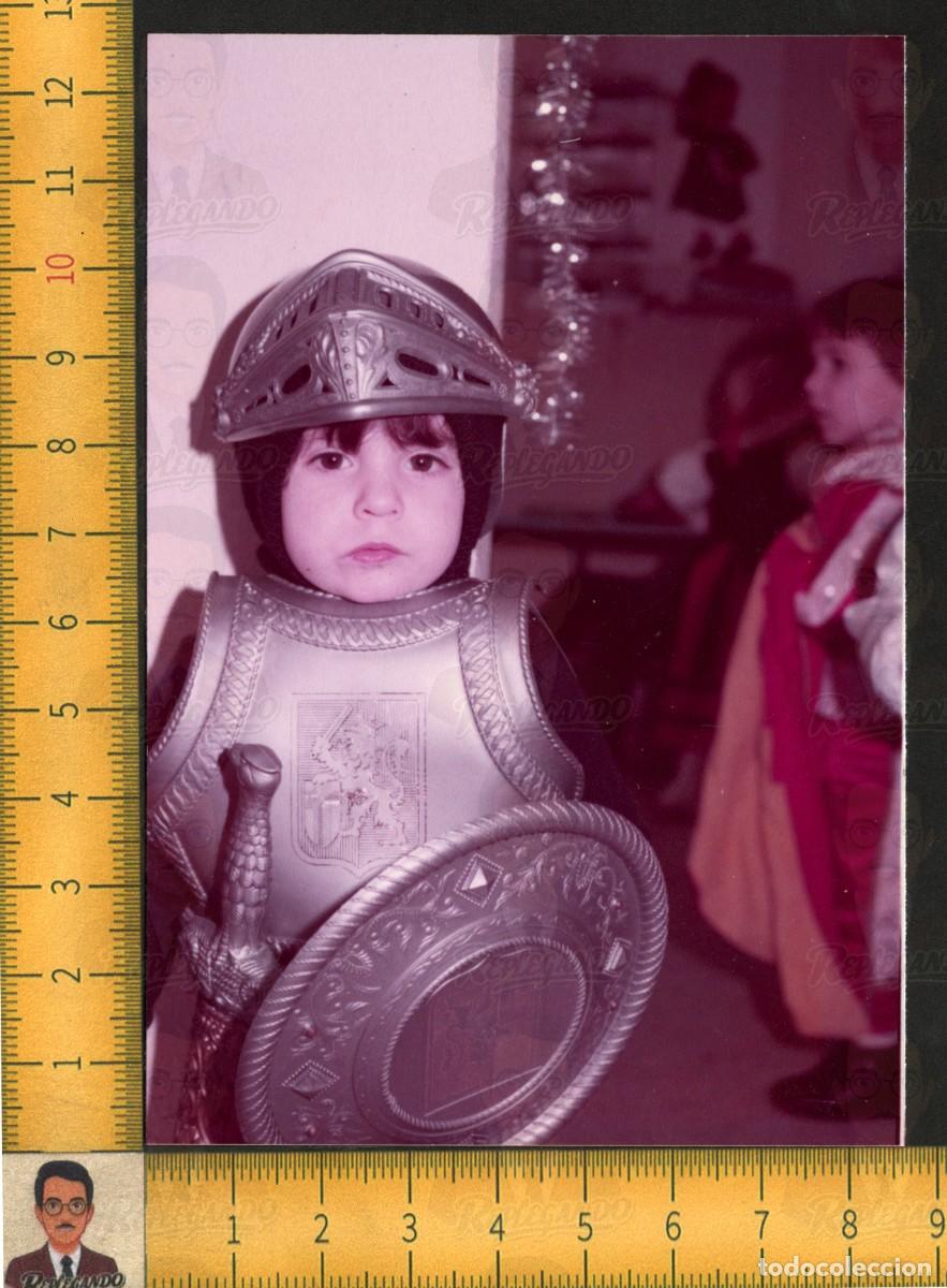Fotograf&iacute;a antigua: NI&Ntilde;O DISFRAZ CABALLERO MEDIEVAL - ARMADURA ESPADA ESCUDO - FOTOGRAF&Iacute;A VINTAGE ART&Iacute;STICA A&Ntilde;OS 80