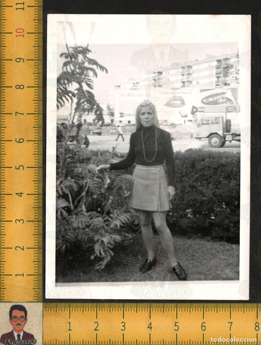 Fotograf&iacute;a antigua: MUJER RUBIA GUAPA EN JARD&Iacute;N CIUDAD - CAMI&Oacute;N GR&Uacute;A ANTIGUO PUBLICIDAD - FOTOGRAF&Iacute;A ANTIGUA A&Ntilde;OS 60/70