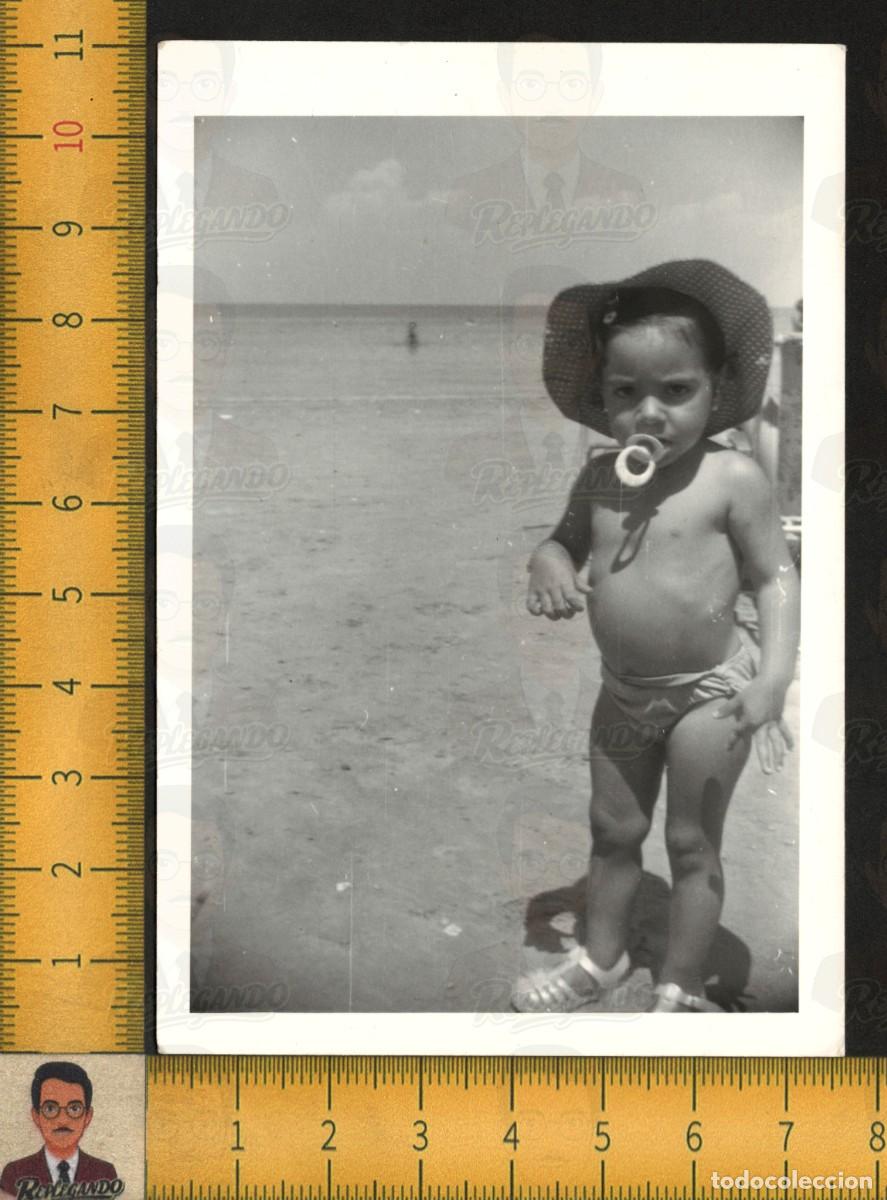 Fotograf&iacute;a antigua: NI&Ntilde;A BEB&Eacute; PLAYA CHUPETE SOMBRERO PAMELA - MAR INFANCIA FELIZ - FOTOGRAF&Iacute;A ANTIGUA ART&Iacute;STICA A&Ntilde;OS 50