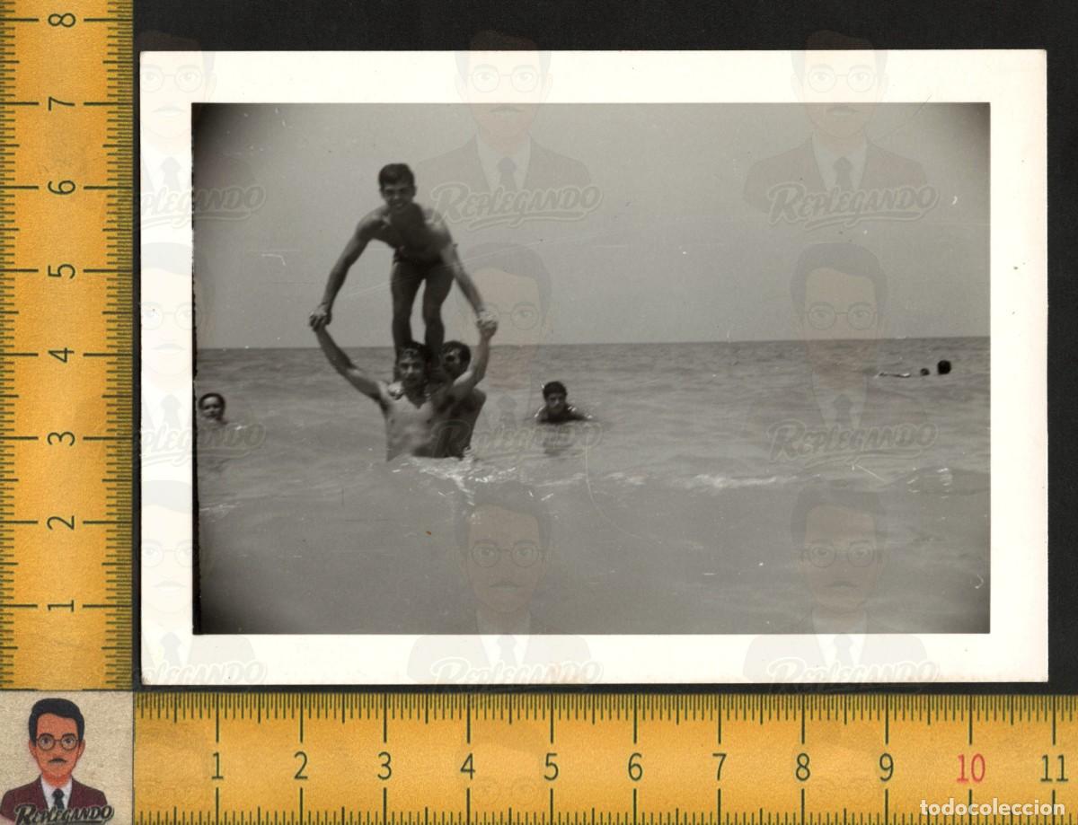 Fotograf&iacute;a antigua: HOMBRES J&Oacute;VENES BA&Ntilde;ISTAS HACIENDO CASTILLO EN EL MAR - PLAYA VERANO - FOTO ANTIGUA ART&Iacute;STICA A&Ntilde;OS 60