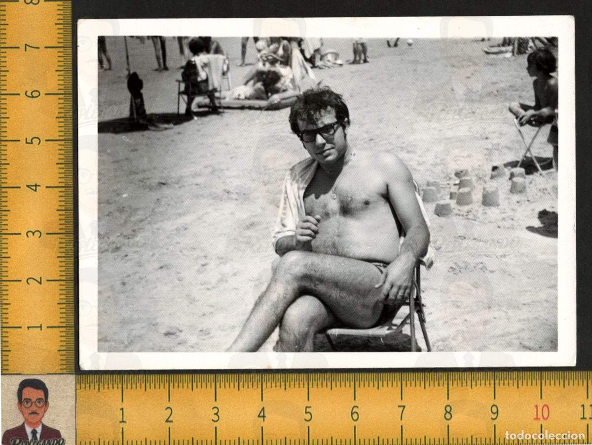 Fotograf&iacute;a antigua: HOMBRE GUAPO BA&Ntilde;ISTA SENTADO EN PLAYA - CASTILLOS DE ARENA - FOTO ANTIGUA ART&Iacute;STICA LGTB A&Ntilde;OS 60