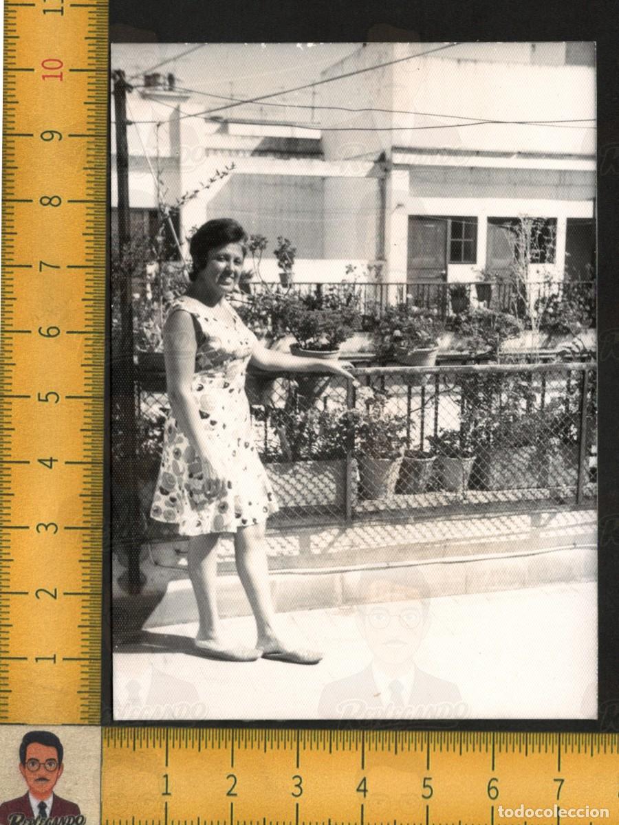 Fotograf&iacute;a antigua: MUJER GUAPA SONRISA TERRAZA FLORES MACETA FLORES - VESTIDO ESTAMPADO - FOTO ANTIGUA ESPA&Ntilde;A A&Ntilde;OS 60