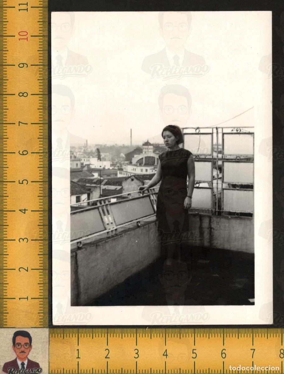 Fotograf&iacute;a antigua: MUJER GUAPA EN AZOTEA TERRAZA - VISTA CIUDAD EDIFICIOS - FOTOGRAF&Iacute;A ANTIGUA ART&Iacute;STICA ESPA&Ntilde;A A&Ntilde;OS 60