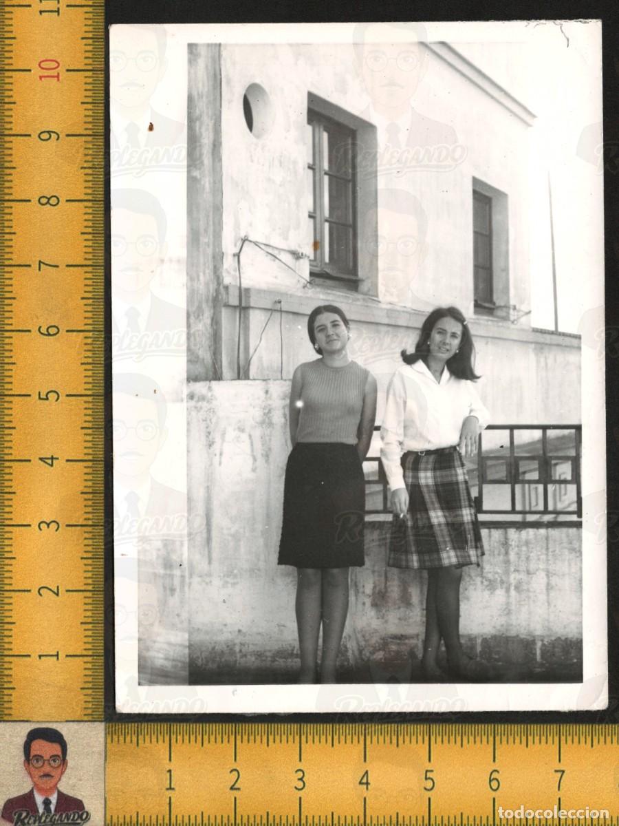 Fotograf&iacute;a antigua: PAREJA MUJERES J&Oacute;VENES GUAPAS TERRAZA - FALDAS MODA FEMENINA - FOTOGRAF&Iacute;A ANTIGUA ESPA&Ntilde;A A&Ntilde;O 1968