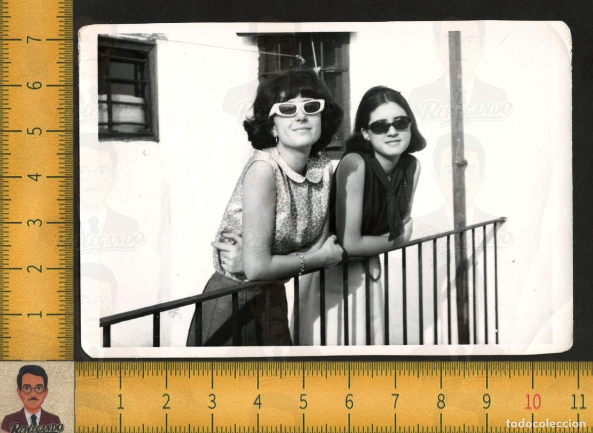 Fotograf&iacute;a antigua: PAREJA MUJERES J&Oacute;VENES GUAPAS GAFAS SOL - MODA FEMENINA BALC&Oacute;N - FOTO ANTIGUA ART&Iacute;STICA A&Ntilde;O 1965