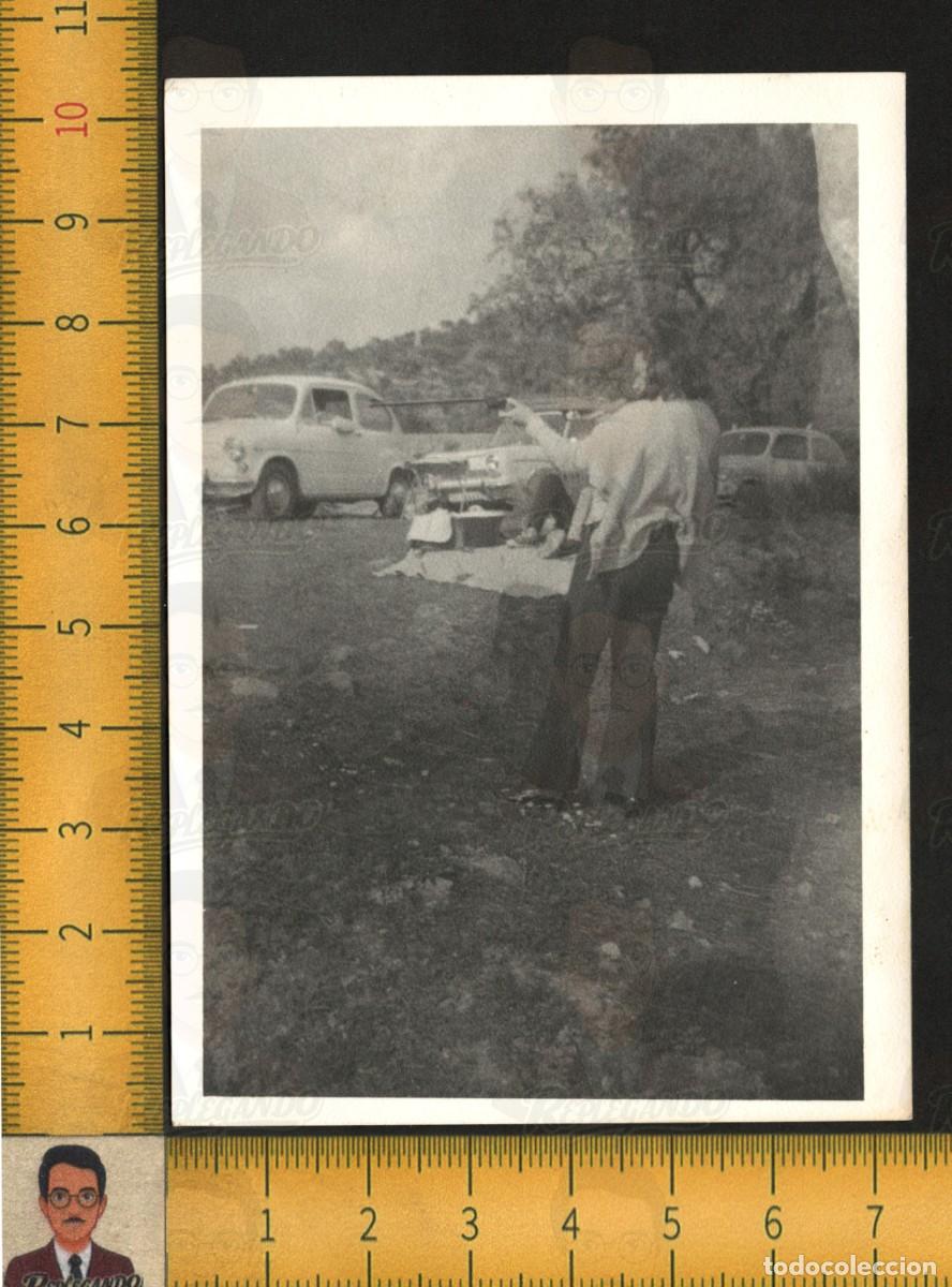Fotograf&iacute;a antigua: MUJER CON ESCOPETA DE PERDIG&Oacute;N D&Iacute;A DE CAMPO - COCHE SEAT 600 AUTOM&Oacute;VIL - FOTO ANTIGUA ESPA&Ntilde;A A&Ntilde;OS 60