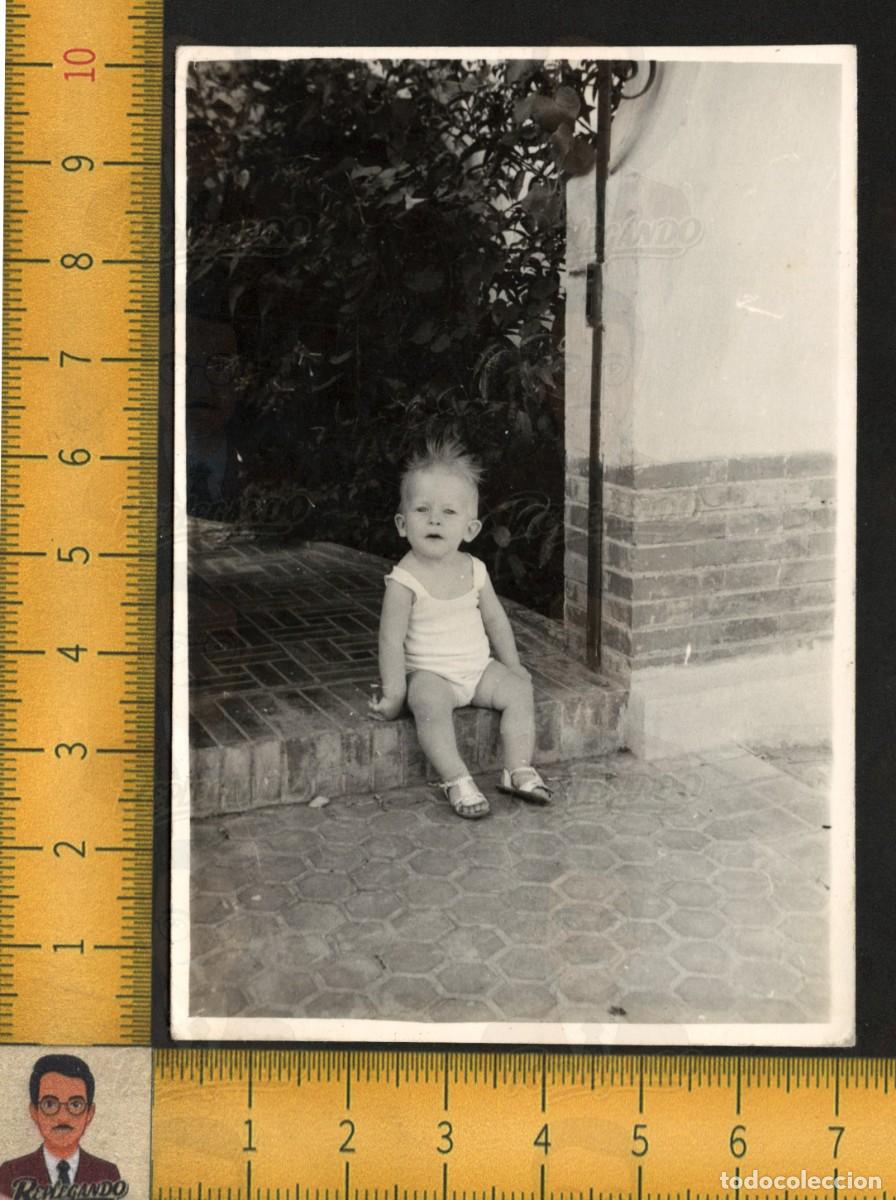 Fotograf&iacute;a antigua: NI&Ntilde;O BEB&Eacute; SENTADO EN ESCAL&Oacute;N - PELO RUBIO ALBOROTADO SANDALIAS - FOTO ANTIGUA INFANCIA FELIZ A&Ntilde;OS 60