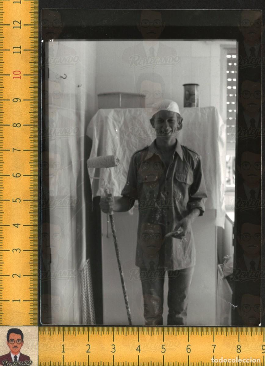 Fotograf&iacute;a antigua: FELIZ OBRERO JOVEN HOMBRE GUAPO PINTOR TRABAJANDO CON RODILLO - OFICIO TRABAJO - FOTO ANTIG 60/70