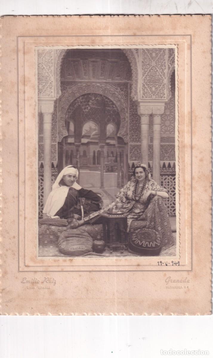 Fotograf&iacute;a antigua: Fotograf&iacute;a Emilio Ruiz Martinez Granada 1949 pareja con fondo de la Alhambra. 24 x 17 cm