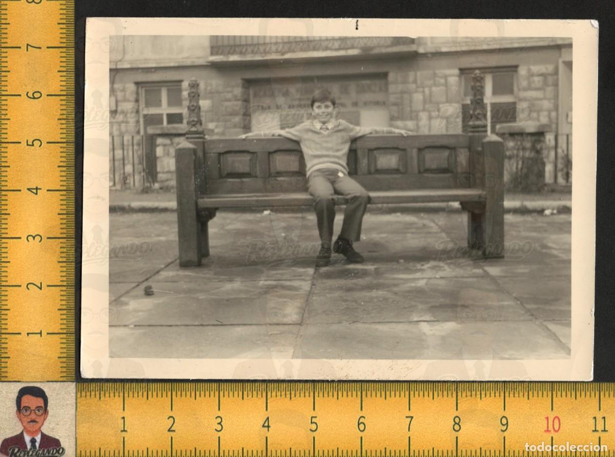Fotograf&iacute;a antigua: NI&Ntilde;O FELIZ EN BANCO DE MADERA - ACADEMIA MUNICIPAL VITORIA - FOTOGRAF&Iacute;A ANTIGUA ART&Iacute;STICA A&Ntilde;OS 60