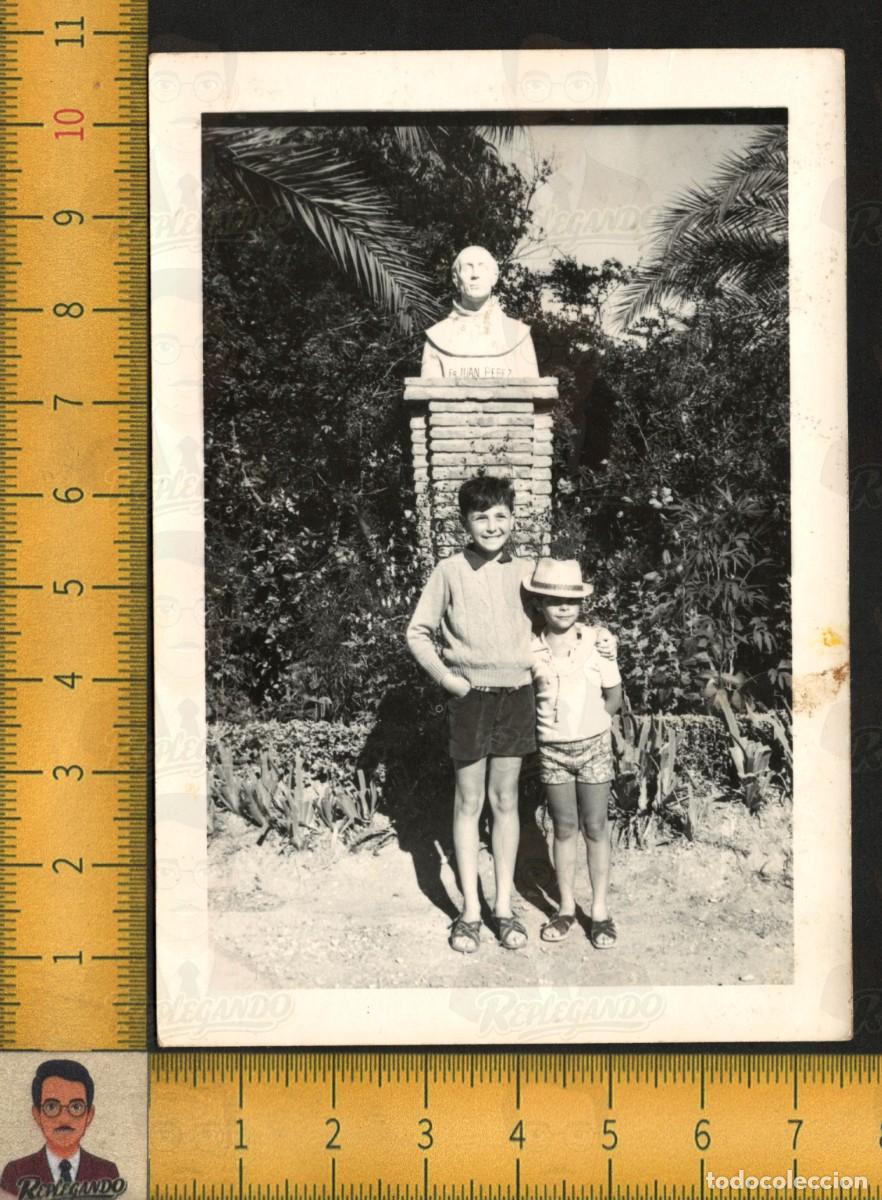 Fotograf&iacute;a antigua: HUELVA : NI&Ntilde;OS EN LA R&Aacute;BIDA - BUSTO FRAY JUAN P&Eacute;REZ PALOS DE LA FRONTERA - FOTO ANTIGUA A&Ntilde;OS 70