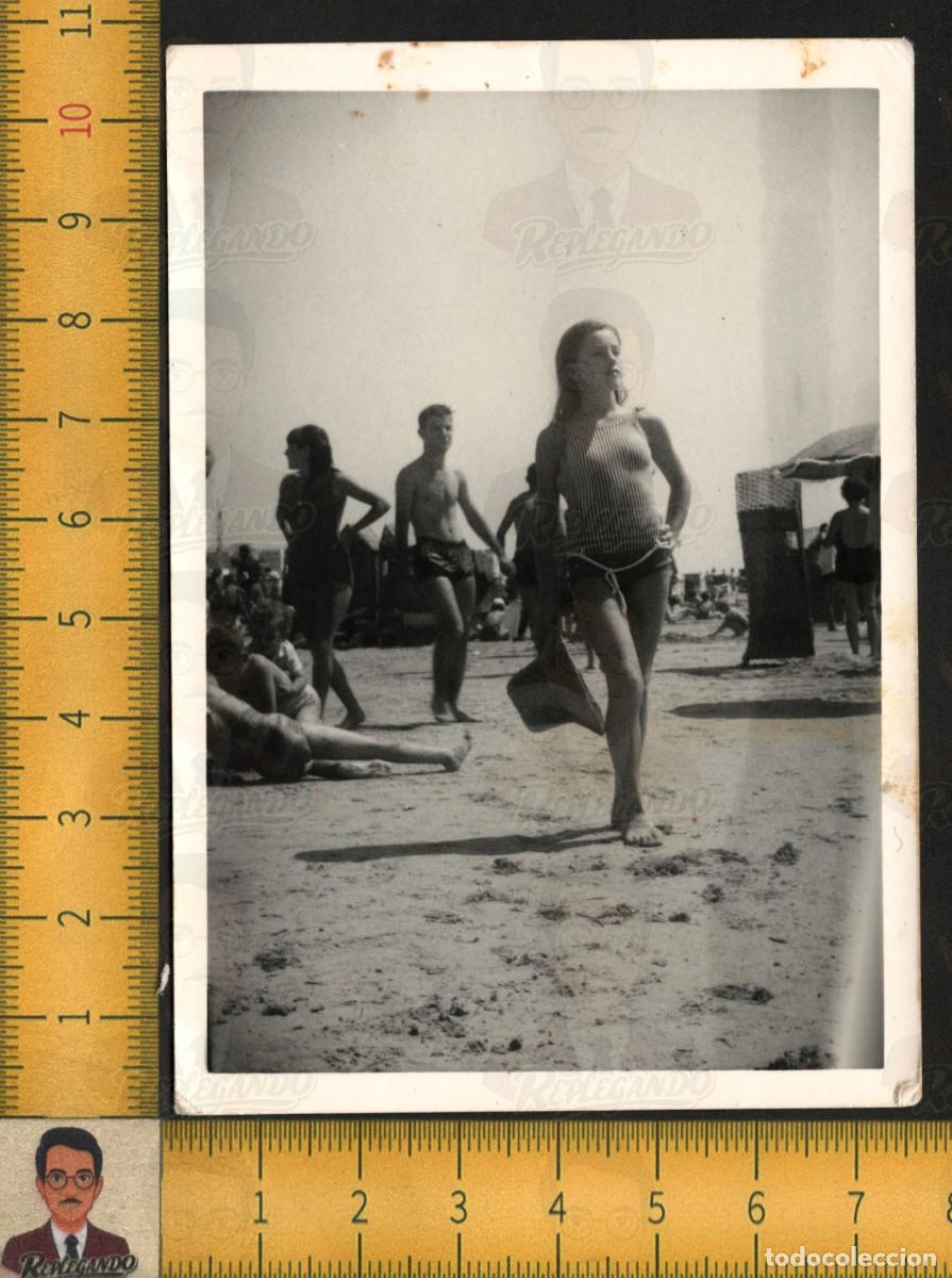 Fotograf&iacute;a antigua: MUJER SEXY GUAPA BA&Ntilde;ADOR SOMBRERO - HOMBRE MIR&Aacute;NDOLA EN PLAYA - FOTO ANTIGUA ART&Iacute;STICA A&Ntilde;OS 70