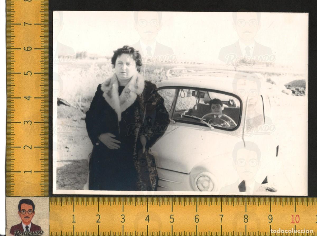 Fotograf&iacute;a antigua: MUJER JUNTO A SEAT 600 - NI&Ntilde;O AL VOLANTE COCHE AUTOM&Oacute;VIL CL&Aacute;SICO - FOTOGRAF&Iacute;A ANTIGUA ESPA&Ntilde;A A&Ntilde;OS 60