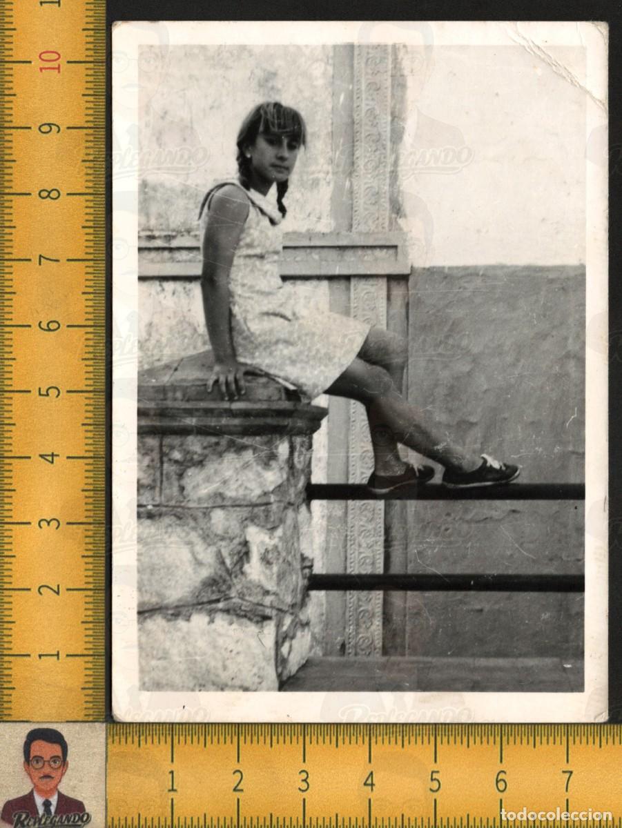 Fotograf&iacute;a antigua: NI&Ntilde;A JOVEN SENTADA EN BARANDILLA - TRENZAS VESTIDO ZAPATOS - FOTOGRAF&Iacute;A ANTIGUA ART&Iacute;STICA A&Ntilde;OS 60