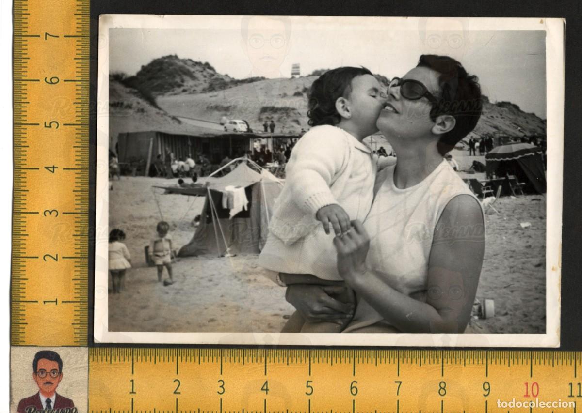 Fotograf&iacute;a antigua: MATALASCA&Ntilde;AS HUELVA - MADRE CON NI&Ntilde;A BESO EN PLAYA - SEAT 600 - FOTO ANTIGUA ART&Iacute;STICA A&Ntilde;O 1968