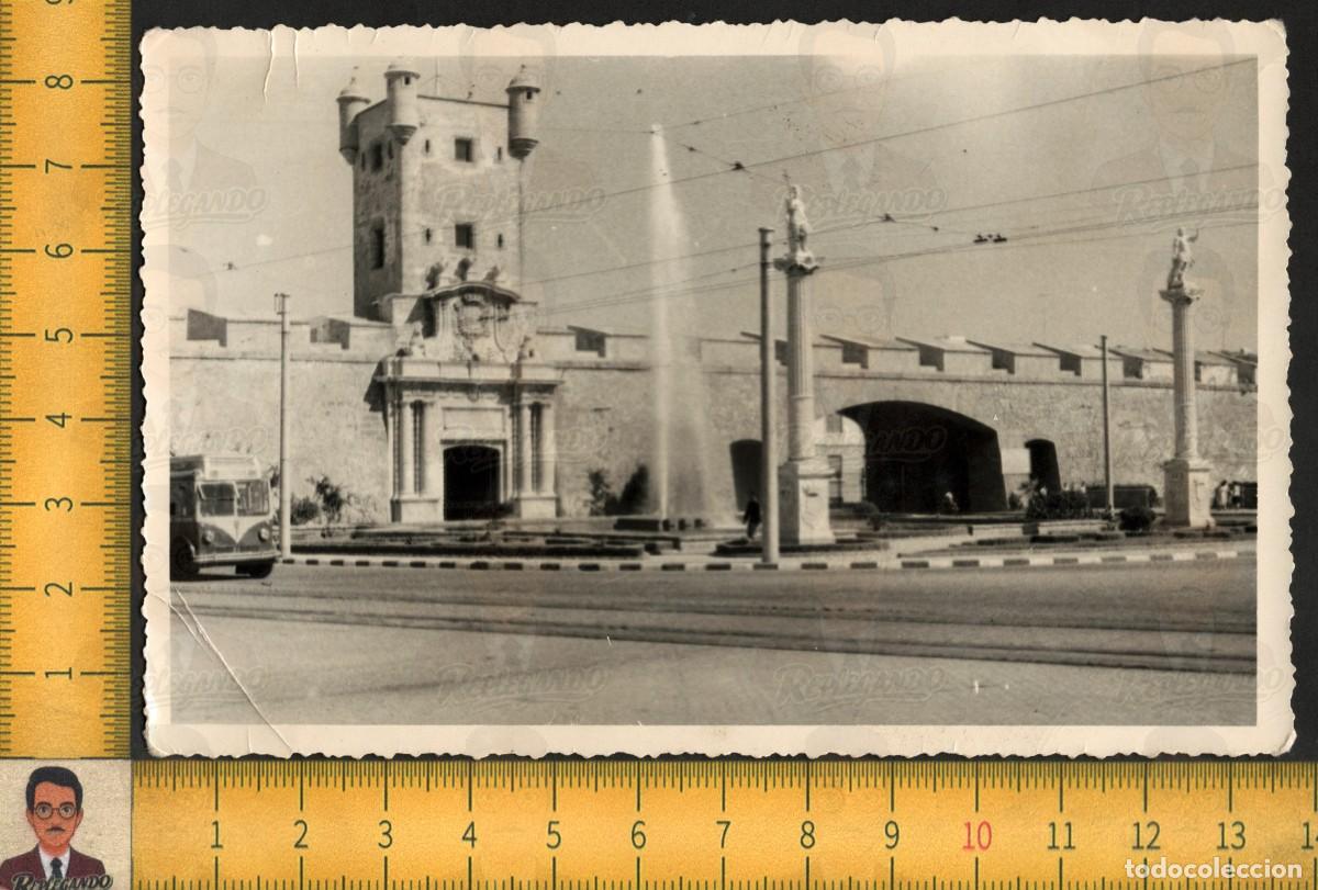 Fotograf&iacute;a antigua: C&Aacute;DIZ PUERTA DE TIERRA - TROLEB&Uacute;S DAIMLER - TORRE&Oacute;N MURALLAS - FOTOGRAF&Iacute;A ANTIGUA ANDALUC&Iacute;A A&Ntilde;OS 60